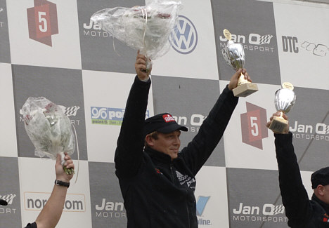 Brian Mikkelsen har tidligere stået øverst på podiet ved et løb i Renault Clio Cup. Ved FDM’s 100 års Jubilæums GP Danmark vender han tilbage til klassen.